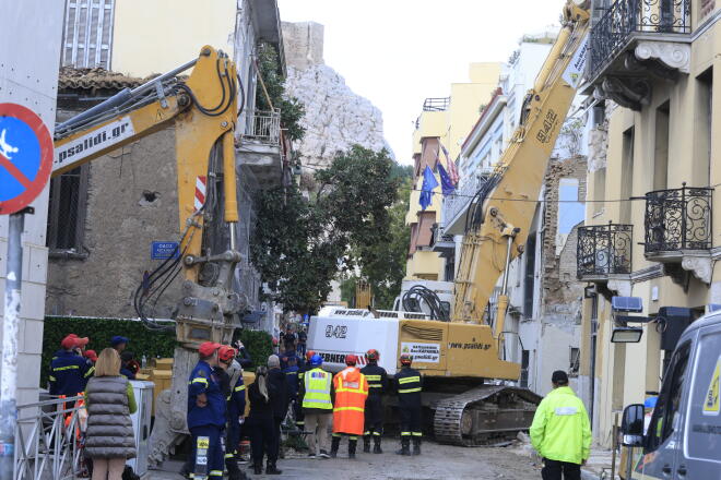 Πλάκα: Δεύτερη σορός γυναίκας εντοπίστηκε στα συντρίμμια του κτηρίου στην οδό Λυσικράτους