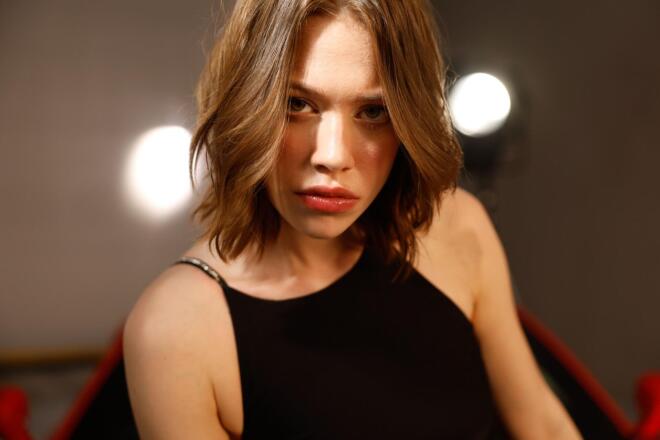 Curtain bangs: Το απόλυτο hair trend των ‘70s επιστρέφει πιο cool από ποτέ