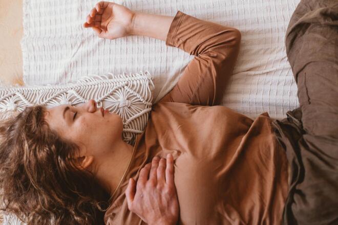 Yoga nidra: Η πρακτική που μπορεί να βοηθήσει όταν δεν σε παίρνει ο ύπνος