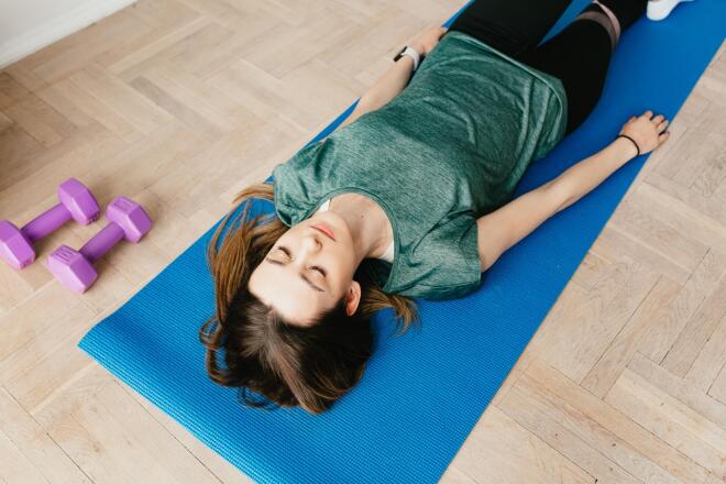 Yoga nidra: Η πρακτική που μπορεί να βοηθήσει όταν δεν σε παίρνει ο ύπνος
