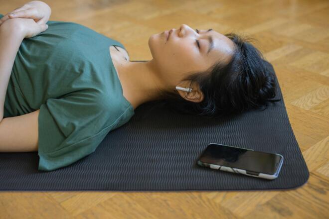 Yoga nidra: Η πρακτική που μπορεί να βοηθήσει όταν δεν σε παίρνει ο ύπνος
