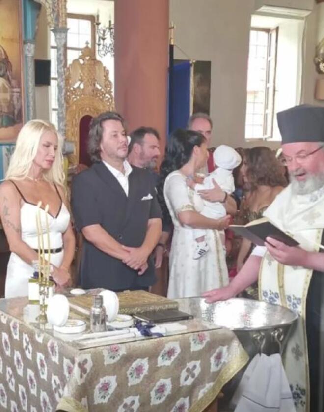 Noνά η Πάολα- Στο πλευρό της η κούκλα κόρη της Παολίνα