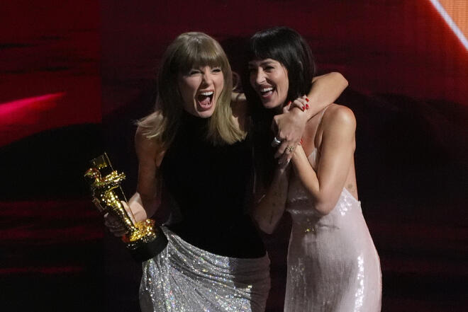 MTV VMAs:Η Τaylor Swift με την Dakota Johnson για το βραβείο Artist Director Honors/ AP Photo Chris Pizzello