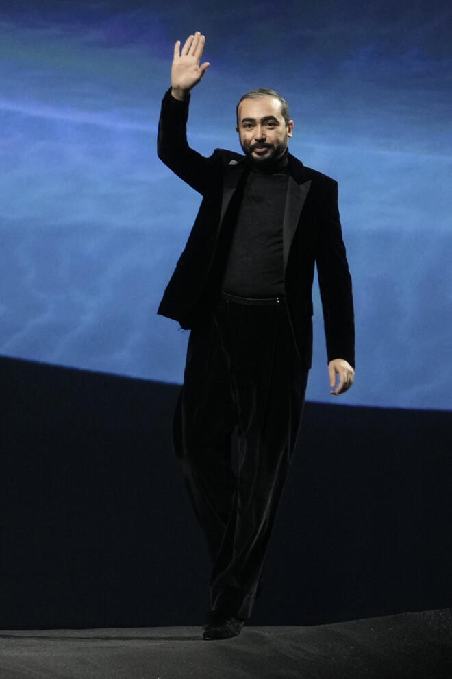 Ο Mohammed Ashi μετά την παρουσίαση τηςκολεξιόν του Spring-Summer στο Παρίσι, τον Ιανουάριο του 2023 (AP Photo/Thibault Camus)