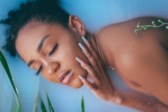 Laser facial: Η θεραπεία προσώπου που αλλάζει την εικόνα της επιδεμίδας