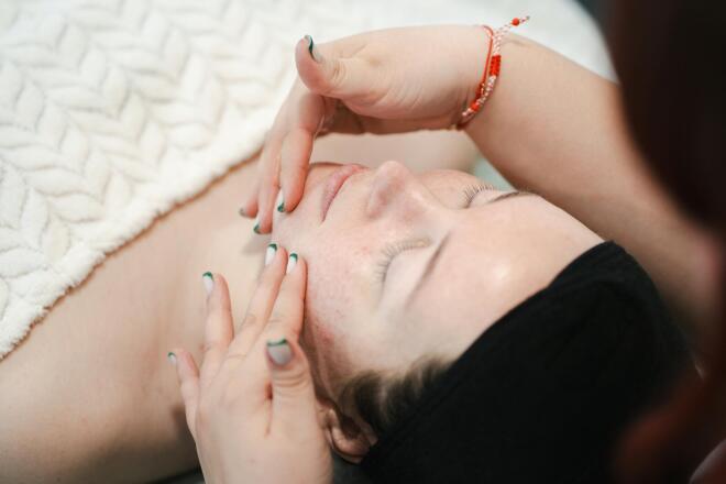 Laser facial: Η θεραπεία προσώπου που αλλάζει την εικόνα της επιδεμίδας