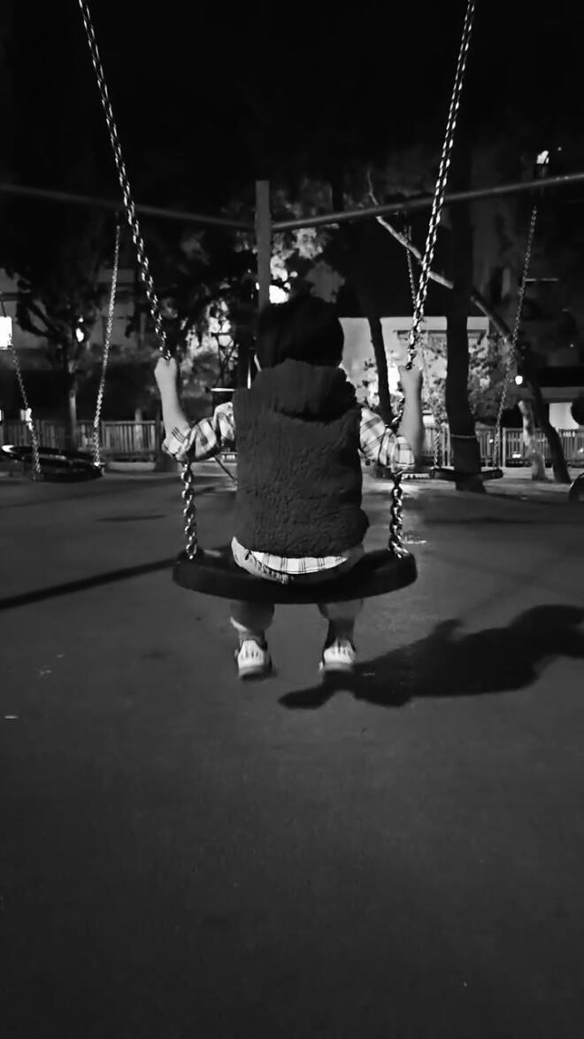 Λεωνίδας Κουτσόπουλος: Στην παιδική χαρά με τον γιο του, Κίμωνα!