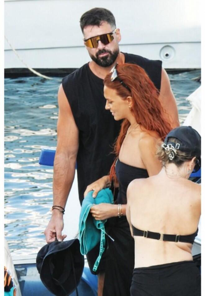 Η Σίσσυ Χρηστίδου και ο Στέφανος Νεδέλκος σε απόδρασή τους στους Παξούς / Φωτογραφία: Περιοδικό ΟΚ