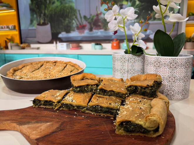 Συνταγή για νηστίσιμη σπανακόπιτα με χόρτα εποχής και μυρωδικά