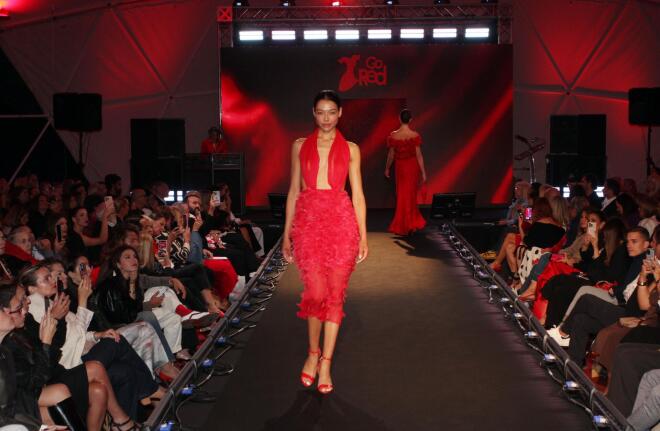 «Red Dress- H Aλήθεια της Καρδιάς» παρασέλα/ φωτογραφία από ndp