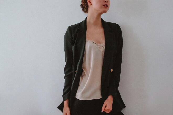 Τέσσερα βολικά και στιλάτα outfits για το γραφείο τώρα που ο καιρός αλλάζει