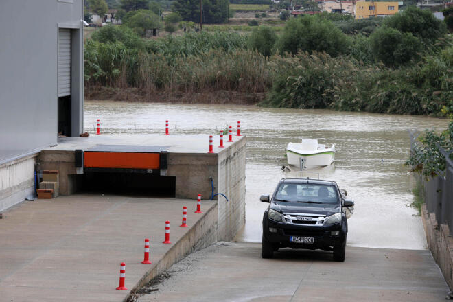 Δρόμοι έχουν μετατραπεί σε ποτάμια από την υπερχείλιση χειμάρρων