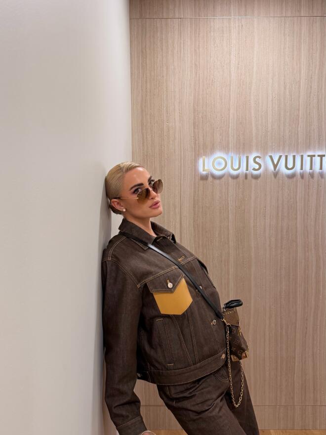 H Ιωάννα Τούνη στην private suite της Louis Vuitton στο Παρίσι για τη συναυλία της Celine Dion/ instagram