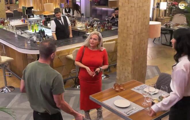 First Dates: Ο Κλέοπας τράβηξε την καρέκλα για να καθίσει η Κέλλυ