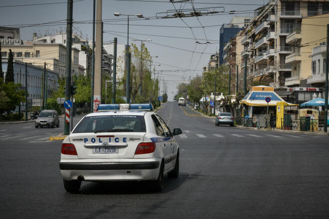 Η ΕΛ.ΑΣ. καλεί τους οδηγούς να αποφεύγουν τη διέλευση από τα συγκεκριμένα σημεία κατά το αναφερόμενο χρονικό διάστημα και να ακολουθούν τα σήματα και τις υποδείξεις των τροχονόμων / Φωτογραφία: Eurokinissi