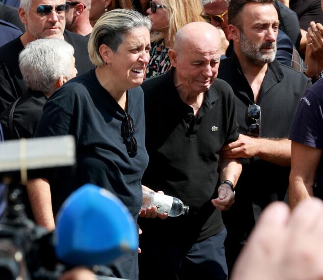 Η Μαρία Μαζωνάκη συντετριμμένη στην κηδεία του αδερφού της