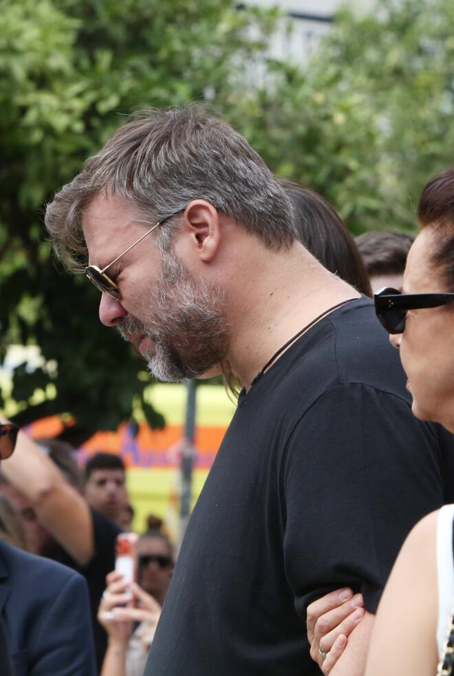 Ο Γιώργος Σαμπάνης, συντετριμμένος, στην κηδεία του Γιώργου Μαζωνάκη / NDP, Πέτρος & Ανδρέας Νικολαρέας