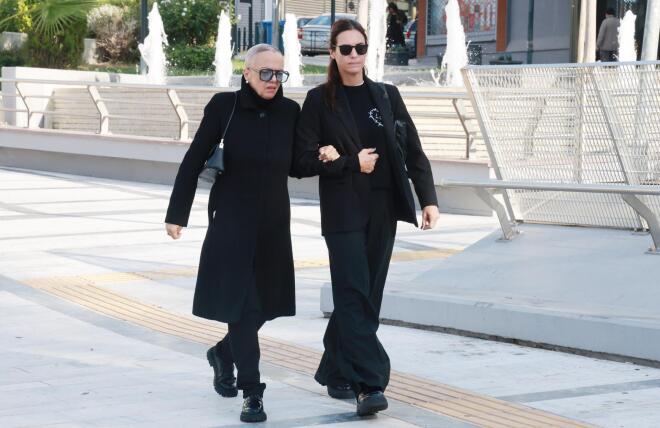 Οι αδελφές του τραγουδιστή, Έλλη και Μαριάννα Κόκοτα / NDP, Ανδρέας Νικολαρέας