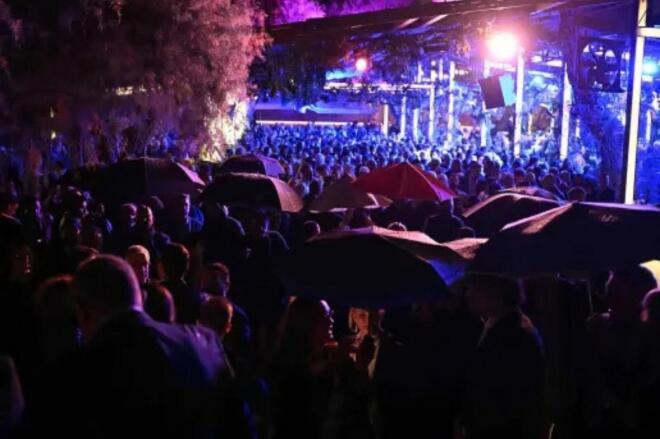 Κοσμοπλημμύρα στον Άλιμο υπό βροχή για τη συγκέντρωση του Ν. Δένδια
