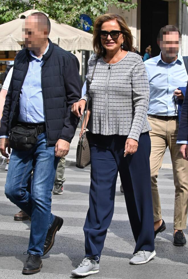 Ντόρα Μπακογιάννη: Η casual-chic εμφάνιση στο κέντρο της Αθήνας / Φωτογραφίες NDP Photo Agency