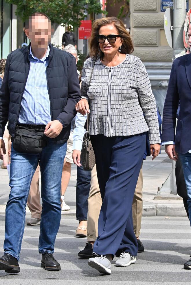 Ντόρα Μπακογιάννη: Η casual-chic εμφάνιση στο κέντρο της Αθήνας / Φωτογραφίες NDP Photo Agency