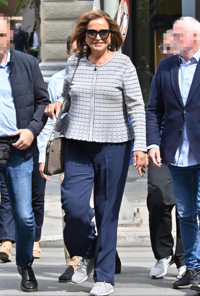 Ντόρα Μπακογιάννη: Η casual-chic εμφάνιση στο κέντρο της Αθήνας / Φωτογραφίες NDP Photo Agency