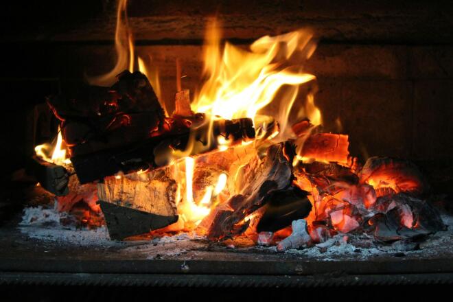 «Άλλα ξύλα είναι κατάλληλα για "προσάναμμα" και άλλα είδη είναι κατάλληλα για "κύρια καύση" που θέλουμε να κρατήσει για πολλές ώρες», τονίζει ο Γιώργος Μαντάνης καθηγητής στο Πανεπιστήμιο Θεσσαλίας / Φωτογραφία: Unsplash.com
