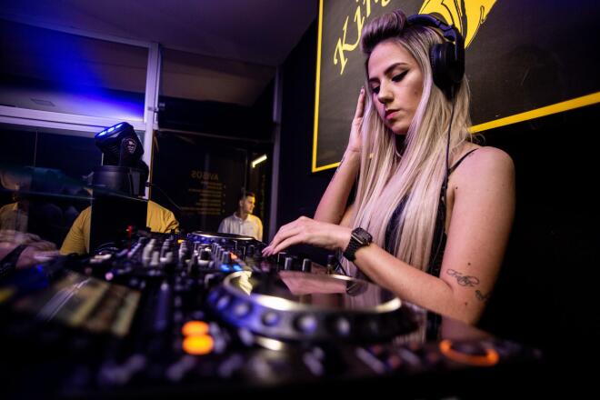 Clubbing μετά τα 40: Ποιος αποφάσισε ότι μεγαλώσαμε γι’ αυτό;