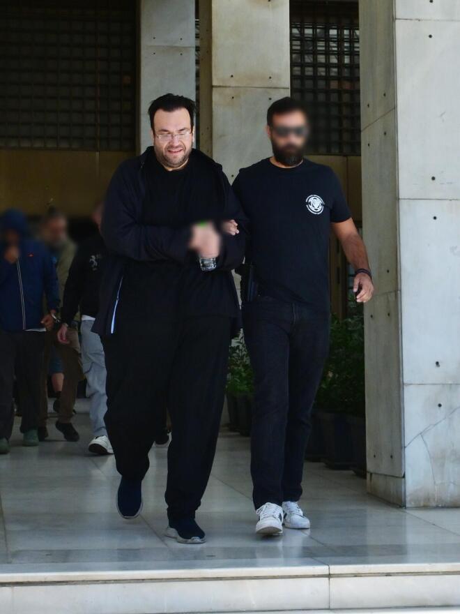 Ο Φίλιππος Καμπούρης στη ΓΑΔΑ με χειροπέδες