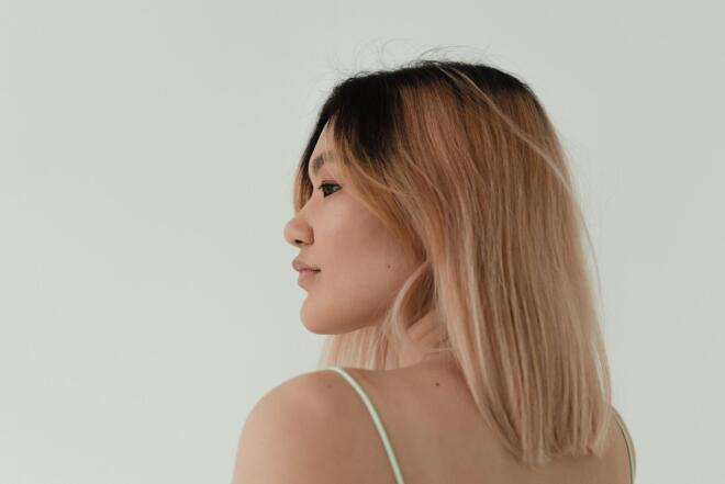 Glass hair: Μικρά μυστικά για να έχεις υγιή μαλλιά με εκτυφλωτική λάμψη