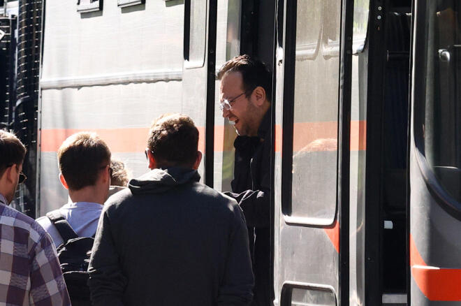 Οι τραγουδιστές φέρεται να κατέθεσαν ότι δεν συνεννοούνταν με «μπροστινούς», αλλά με τον ίδιο τον Καμπούρη