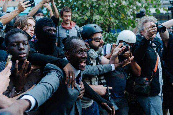 Ο δήμαρχος του Σεν Ντενί δέχθηκε ο ίδιος δακρυγόνα από τους αστυνομικούς κατά τη διάρκεια διαδηλώσεων στη Γαλλία - profimedia.gr