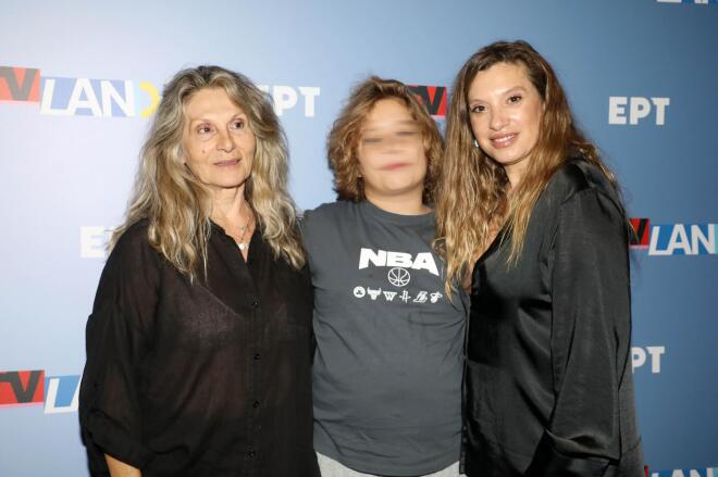 Η Σύλβια Δεληκούρα με τον γιο της, Ορφέα και τη μητέρα της Ελένη/ φωτογραφία από NDP