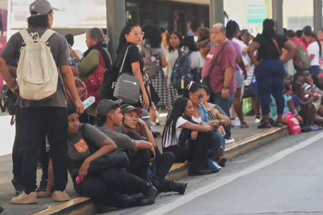 Κόσμος συγκεντρωμένος έξω από mall μετά τον μεγάλο σεισμό στον Παναμά/  (AP Photo/Aris Mariota)