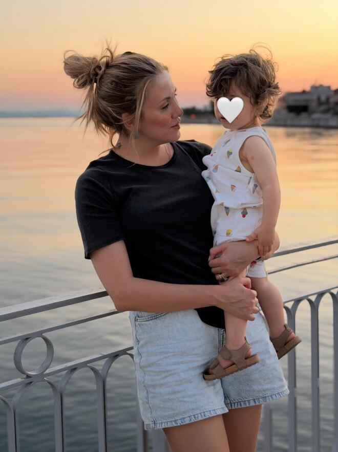 Η Φωτεινή Πετρογιάννη κρατώντας αγκαλιά τον μικρούλη της!