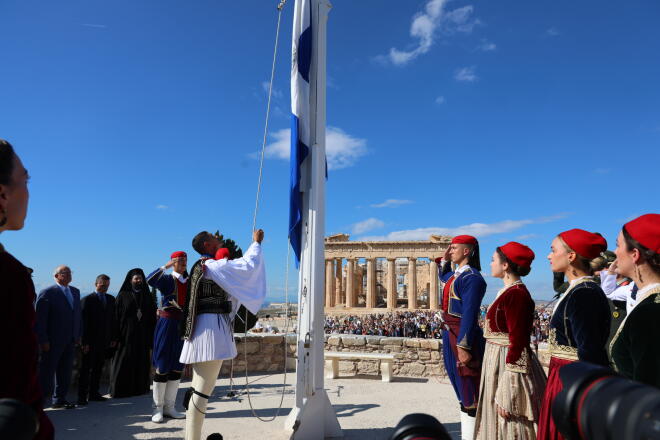 Στο πλαίσιο της Επετείου της Απελευθέρωσης των Αθηνών, έγινε η έπαρση της σημαίας στον Ιερό Βράχο της Ακρόπολης / Φωτογραφία: Eurokinissi