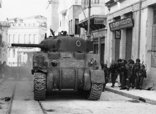 Μετά από 3,5 χρόνια σκληρής Κατοχής, η ελληνική πρωτεύουσα «ανάπνεε» ελεύθερη και χιλιάδες κόσμου ξεχύνονταν στους δρόμους για να γιορτάσουν την Απελευθέρωση / Φωτογραφία: Ap Images