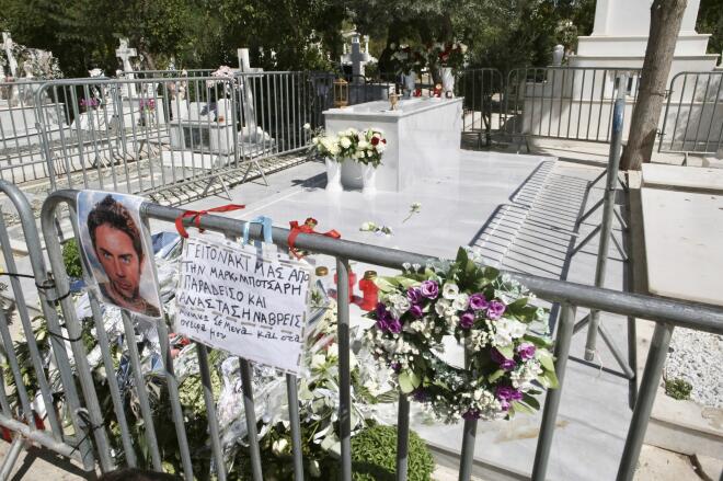 Ο τάφος του Γιώργου Μαζωνάκη στο Γ' νεκροταφείο/ NDP