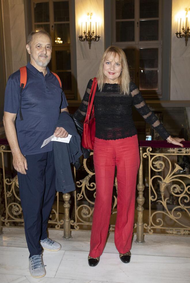 Ο Στέλιος Μάινας με τη σύζυγό του, Κάτια Σπερελάκη, σε θεατρική πρεμιέρα