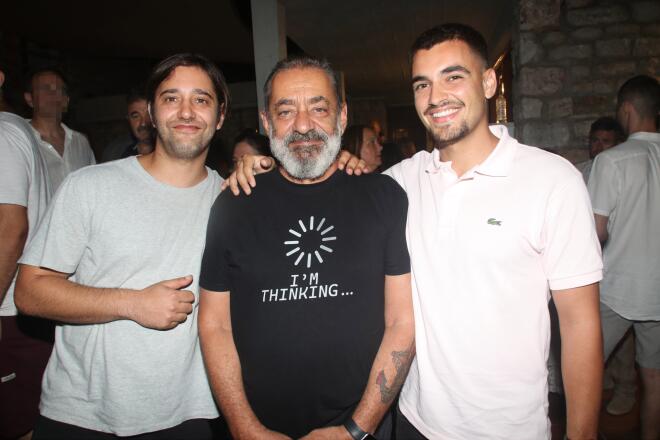 Ο Αντώνης Καφετζόπουλος με τους γιους του, Γιώργο και Σπύρο, στην Επίδαυρο, το 2023/ NDP ΕΛΛΗ ΠΟΥΠΟΥΛΙΔΟΥ