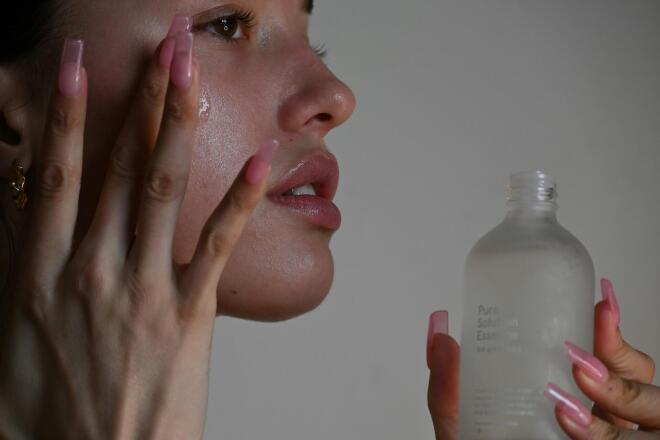 Dry Skin Diaries: Η ρουτίνα για να ξαναβρεί τη λάμψη της, η ξηρή επιδερμίδα
