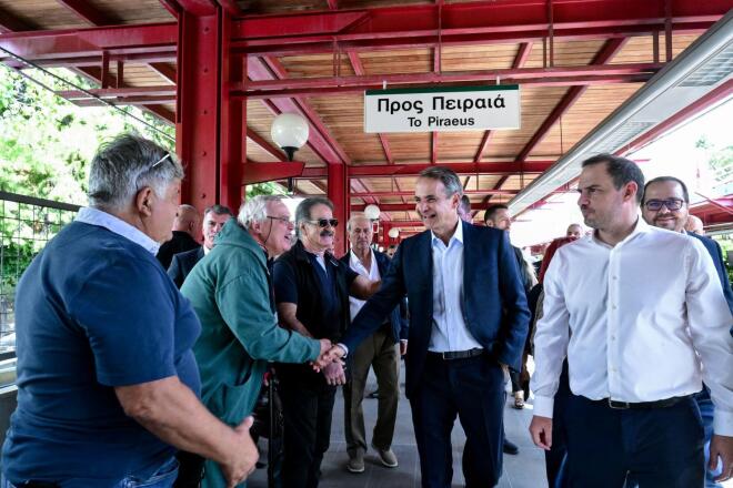 Ο Πρωθυπουργός στον σταθμό του Ηλεκτρικού στο Μοσχάτο