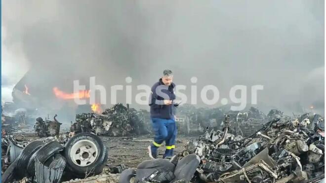 Μεγάλη φωτιά σε εργοστάσιο στον Ασπρόπυργο - Ακούγονται εκρήξεις