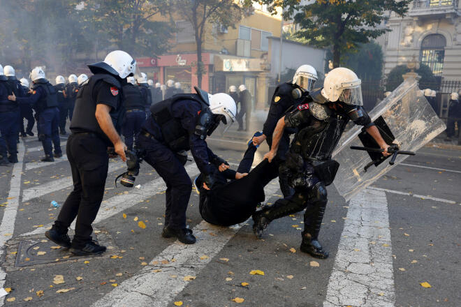 Οι διαδηλωτές διαμαρτύρονται για τη στεγαστική κρίση, το κόστος επιβίωσης και τη διαφθορά - AP Images