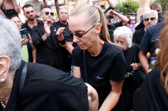 Η Βάσω Μαζωνάκη στην κηδεία του αδερφού της/ φωτογραφία από NDP, / ΠΕΤΡΟΣ ΝΙΚΟΛΑΡΕΑΣ / ΑΝΔΡΕΑΣ ΝΙΚΟΛΑΡΕΑΣ