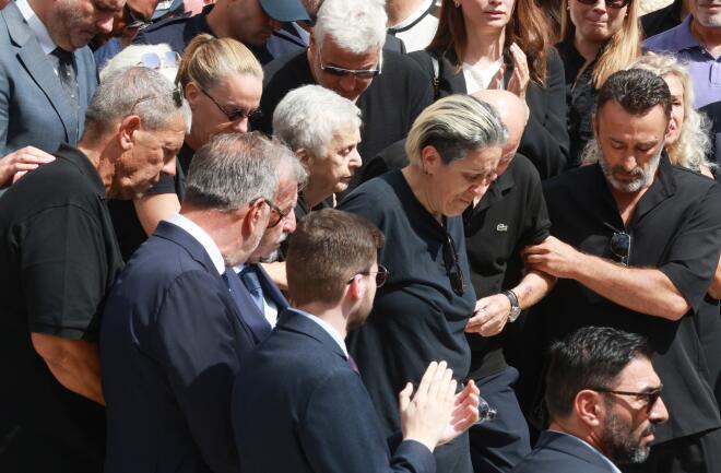 Η Μαρία Μαζωνάκη υποβασταζόμενη στην κηδεία του αδερφού της/ φωτογραφία από NDP