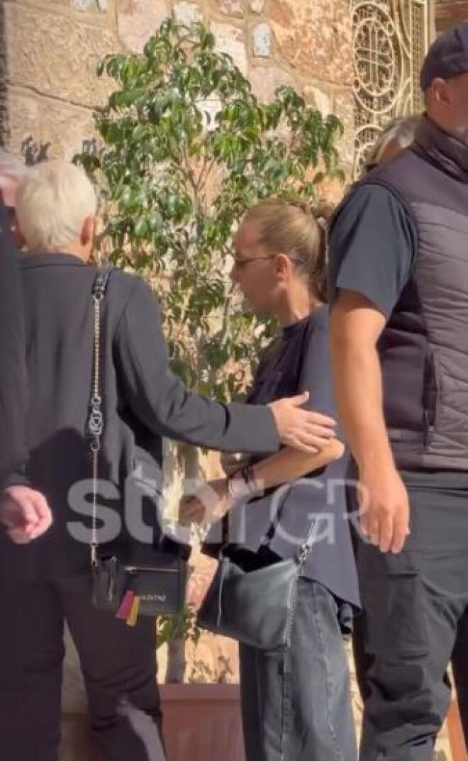 Συντετριμένη στο μνημόσυνο η Βάσω 
