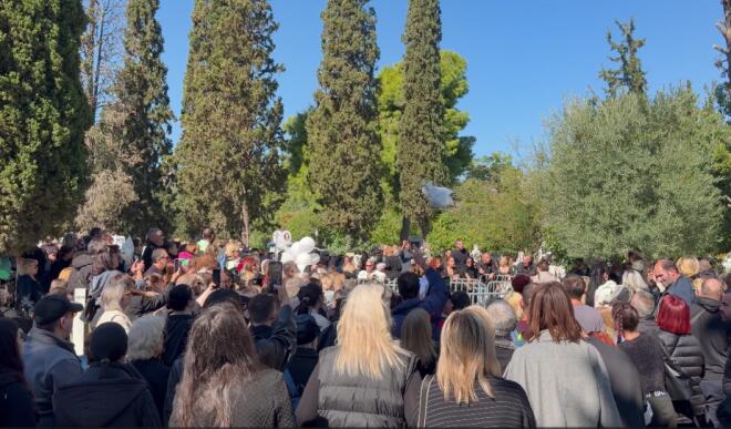 «Λύγισαν» η μάνα και οι αδελφές του Γιώργου Μαζωνάκη πάνω από το μνήμα του