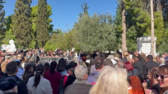 Πλήθος κόσμος στο μνήμα του Γιώργου Μαζωνάκη