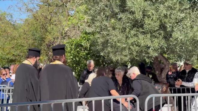 «Λύγισαν» η μάνα και οι αδελφές του Γιώργου Μαζωνάκη πάνω από το μνήμα του
